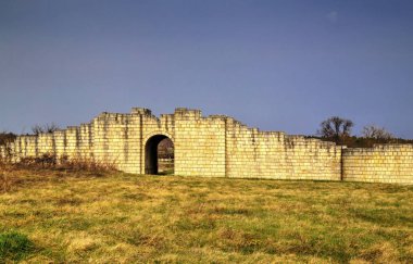 Katı taş duvar ve antik kale girişine
