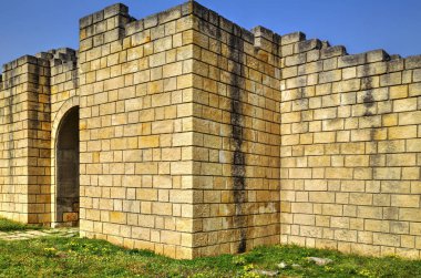 Katı taş duvar ve antik kale girişine