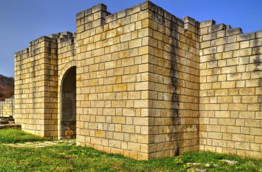 Katı taş duvar ve antik kale girişine