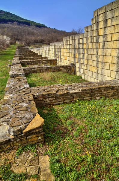 Συμπαγές Πέτρινο Τοίχο Και Ερείπια Του Αρχαίου Φρουρίου — Φωτογραφία Αρχείου