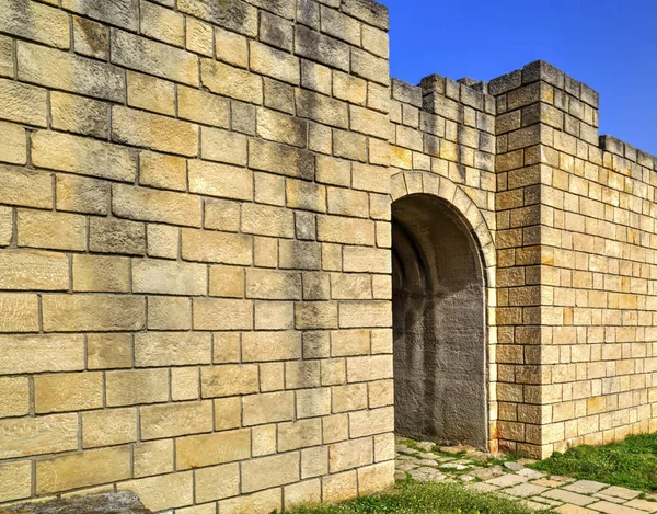 Συμπαγές Πέτρινο Τοίχο Και Την Είσοδο Του Αρχαίου Φρουρίου — Φωτογραφία Αρχείου