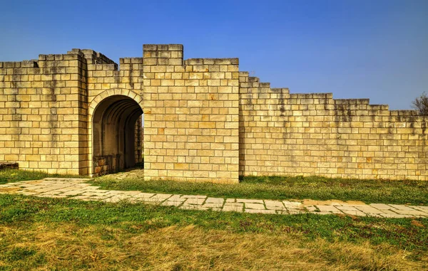 Συμπαγές Πέτρινο Τοίχο Και Την Είσοδο Του Αρχαίου Φρουρίου — Φωτογραφία Αρχείου