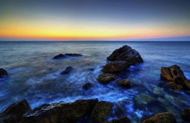 Kayalık kıyıüzerinde güzel gündoğumu