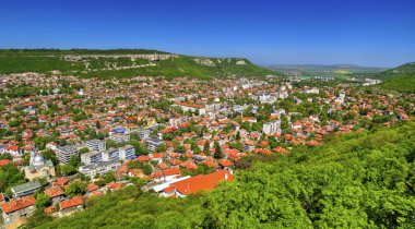 Bulgaristan'da Provadia şehir üzerinde güzel manzara - panoramik görünümü
