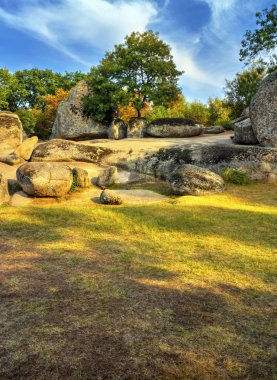 Bulgaristan'da antik Trakya kutsal Beglik Tash ile güzel manzara