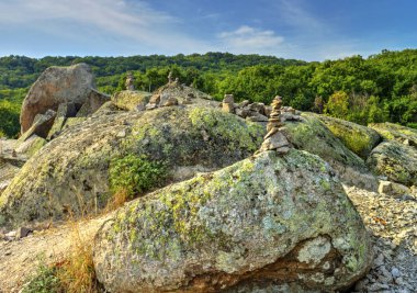 İlginç kaya oluşumları ile güzel manzara