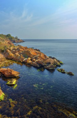 Kayalık kıyı ve mavi deniz ile güzel manzara