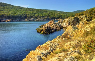 Kayalık kıyı ve mavi deniz ile güzel manzara