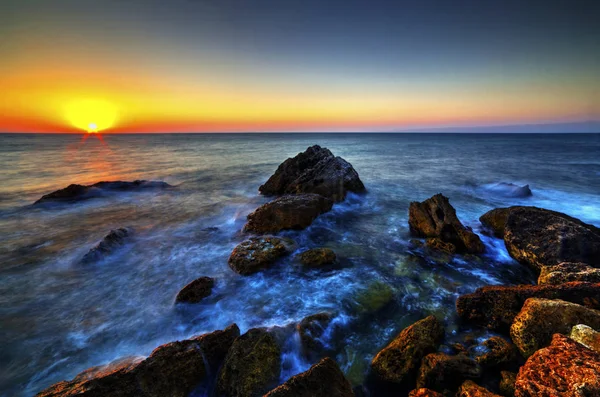 Όμορφο Ηλιοβασίλεμα Πάνω Από Βραχώδης Ακτή — Φωτογραφία Αρχείου