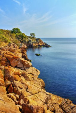 Kayalık kıyı ve mavi deniz ile güzel manzara