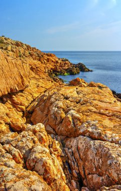 Kayalık kıyı ve mavi deniz ile güzel manzara