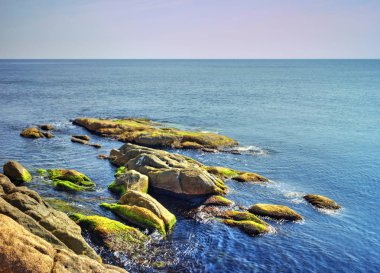 Kayalık kıyı ve mavi deniz ile güzel manzara