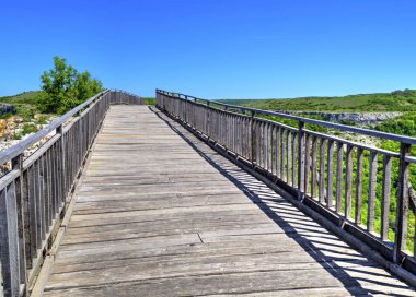 Dağ aralığında ahşap köprü ile güzel manzara