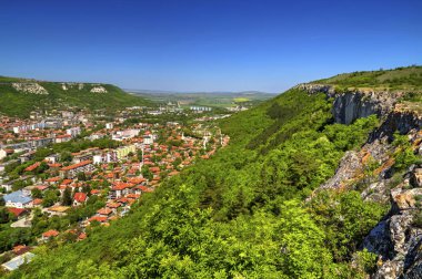 Bulgaristan'da Provadia şehir üzerinde güzel manzara - panoramik görünümü
