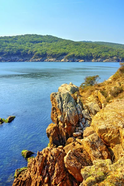 Kayalık Kıyı Mavi Deniz Ile Güzel Manzara — Stok fotoğraf