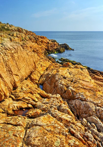 Красивый Пейзаж Скалистым Берегом Синим Морем — стоковое фото