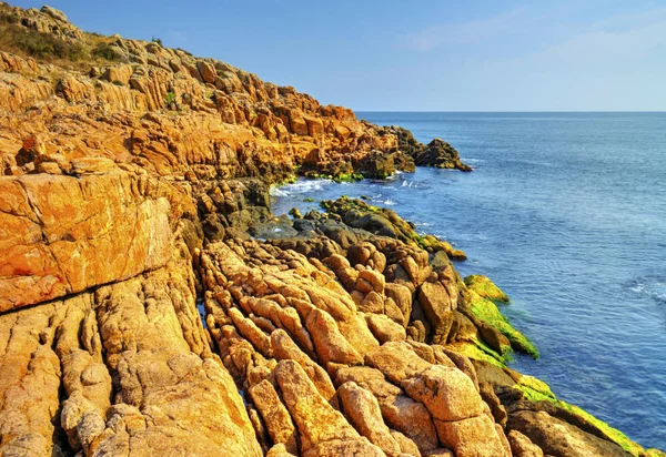 美丽的风景与岩石海岸和蓝色的大海 — 图库照片