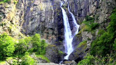 Dağdaki güzel şelale