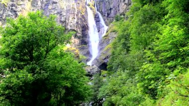 Dağdaki güzel şelale