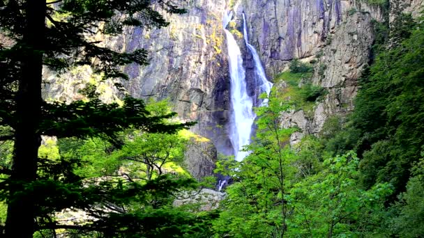 Hermosa Cascada Montaña — Vídeo de stock