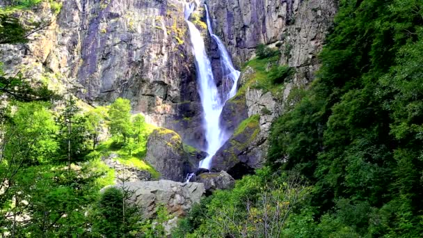 Vackert Vattenfall Berget — Stockvideo