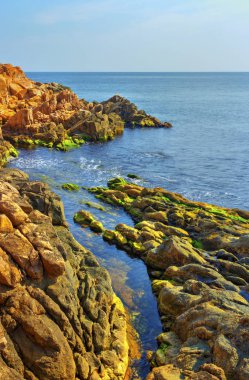 Kayalık kıyı ve mavi deniz ile güzel manzara