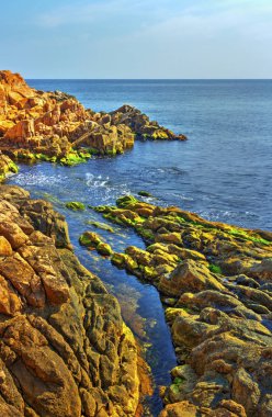 Kayalık kıyı ve mavi deniz ile güzel manzara