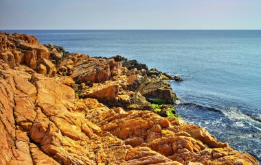 Kayalık kıyı ve mavi deniz ile güzel manzara
