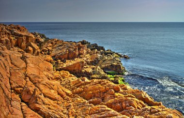 Kayalık kıyı ve mavi deniz ile güzel manzara
