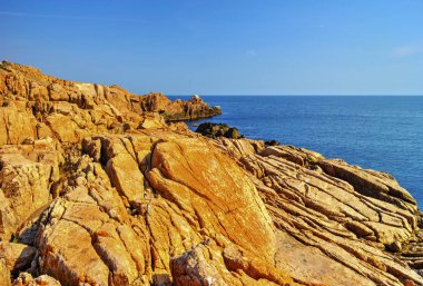 Kayalık kıyı ve mavi deniz ile güzel manzara