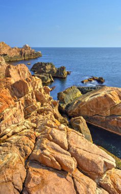 Kayalık kıyı ve mavi deniz ile güzel manzara