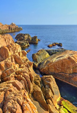 Kayalık kıyı ve mavi deniz ile güzel manzara