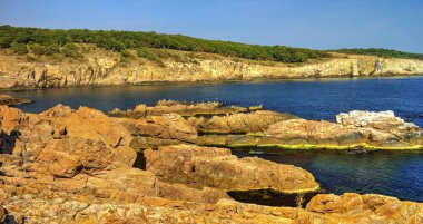Kayalık kıyı ve mavi deniz ile güzel manzara