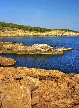 Kayalık kıyı ve mavi deniz ile güzel manzara