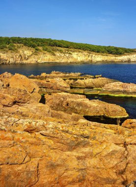 Kayalık kıyı ve mavi deniz ile güzel manzara