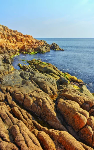 Kayalık kıyı ve mavi deniz ile güzel manzara