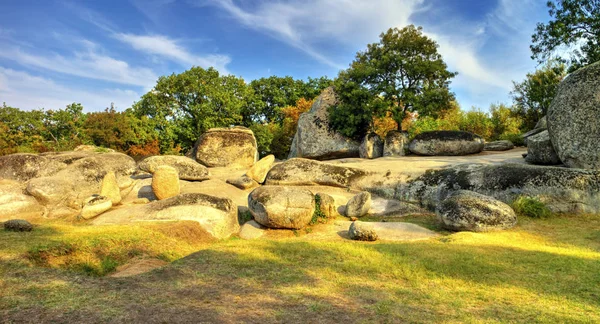 Hermoso Paisaje Con Antiguo Santuario Tracio Beglik Tash Bulgaria — Foto de Stock