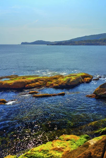 Bela Paisagem Com Costa Rochosa Mar Azul — Fotografia de Stock