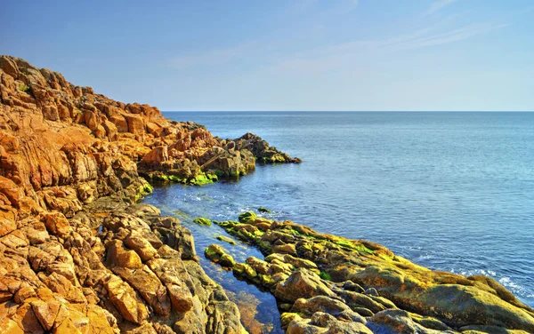 Kayalık kıyı ve mavi deniz ile güzel manzara
