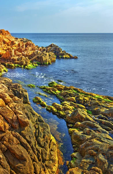 Kayalık kıyı ve mavi deniz ile güzel manzara