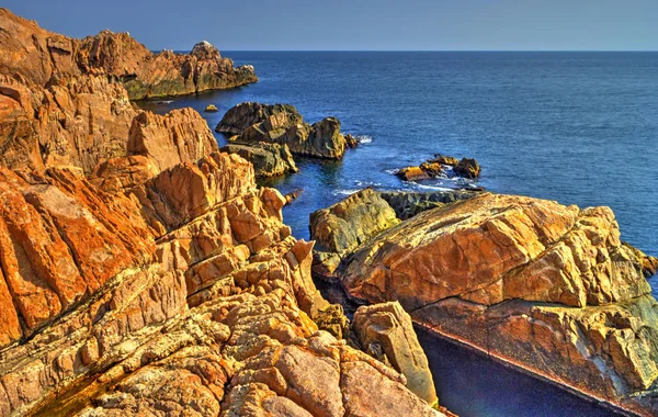 美丽的风景与岩石海岸和蓝色的大海 — 图库照片