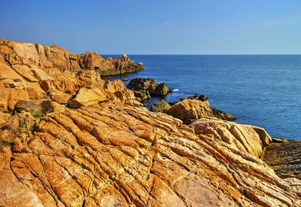 美丽的风景与岩石海岸和蓝色的大海 — 图库照片