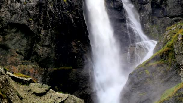 Impresionantemente Hermosa Cascada Montaña — Vídeos de Stock