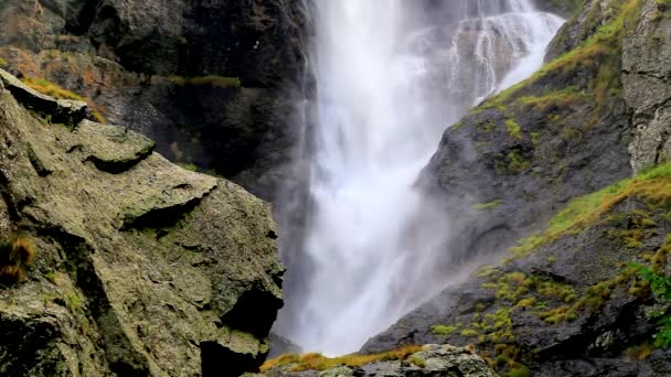 Impresionantemente Hermosa Cascada Montaña — Vídeo de stock