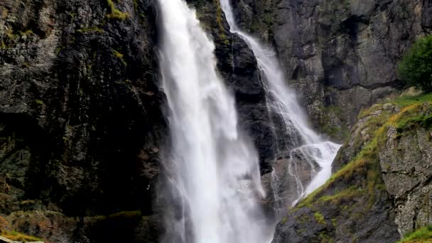 Impresionantemente Hermosa Cascada Montaña — Vídeos de Stock