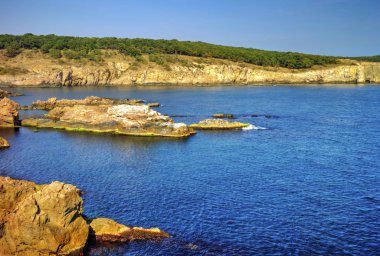 Kayalık kıyı ve mavi deniz ile güzel manzara
