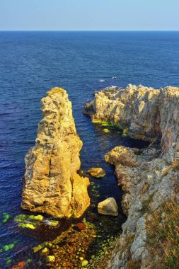 Kayalık kıyı ve mavi deniz ile güzel manzara