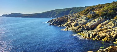 Kayalık kıyı ve mavi deniz ile güzel manzara