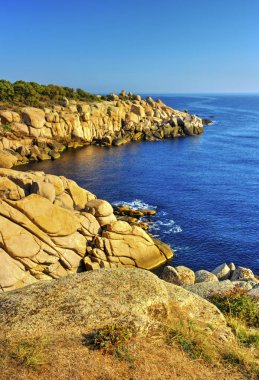 Kayalık kıyı ve mavi deniz ile güzel manzara