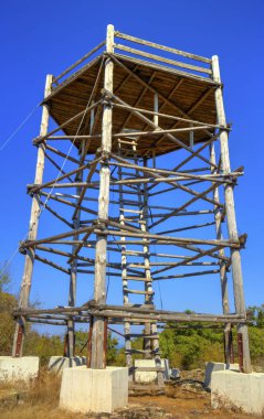 Mavi gökyüzünde ahşap kule yapısı